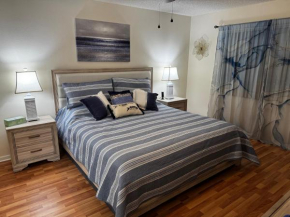 Stylish and Modern Shorewalk condo close to top beaches, heated pools, hot tub, IMG Academy, dining